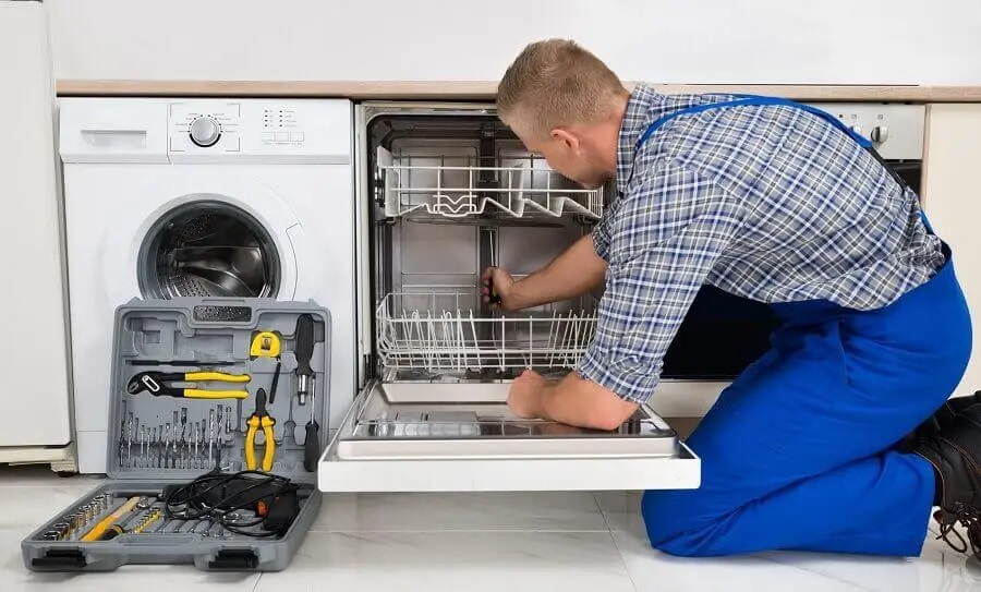 Güdül Gaggenau servisi teknisyen ekibi beyaz eşya tamiri yaparken